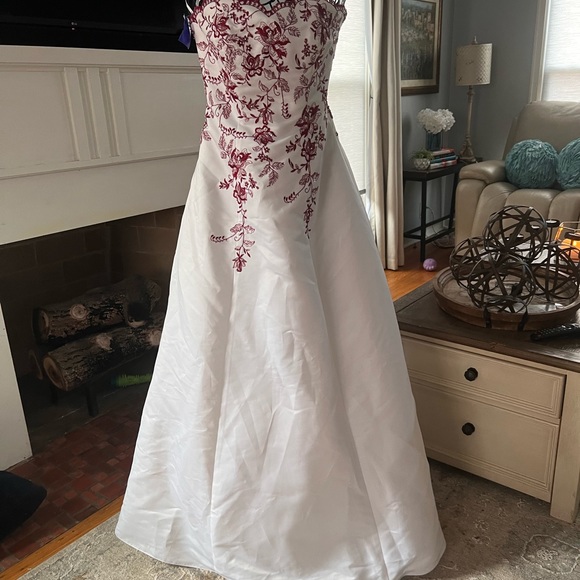 David’s Bridal Deep red accented wedding dress with matching vail   Size 4 - Picture 15 of 15